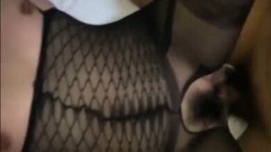 淫荡人妻穿黑色鱼网连体制服,三洞被两大屌及道具轮流抽插的!