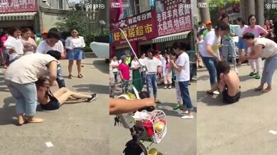 原配组团暴打小三小区门口人来人往大街上把衣服扒光专门往脸上扇打的太狠了边打手机边录方言对白